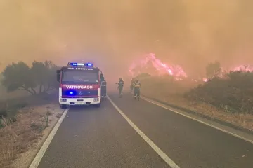 Gori Korčula, vatrena stihija guta borovu &scaron;umu: 'Pred nama je zahtjevna i neizvjesna noć'