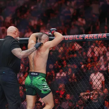 &Scaron;ok u Las Vegasu! Legendarni McGregor se vratio, pa u suzama napustio oktogon nakon minute