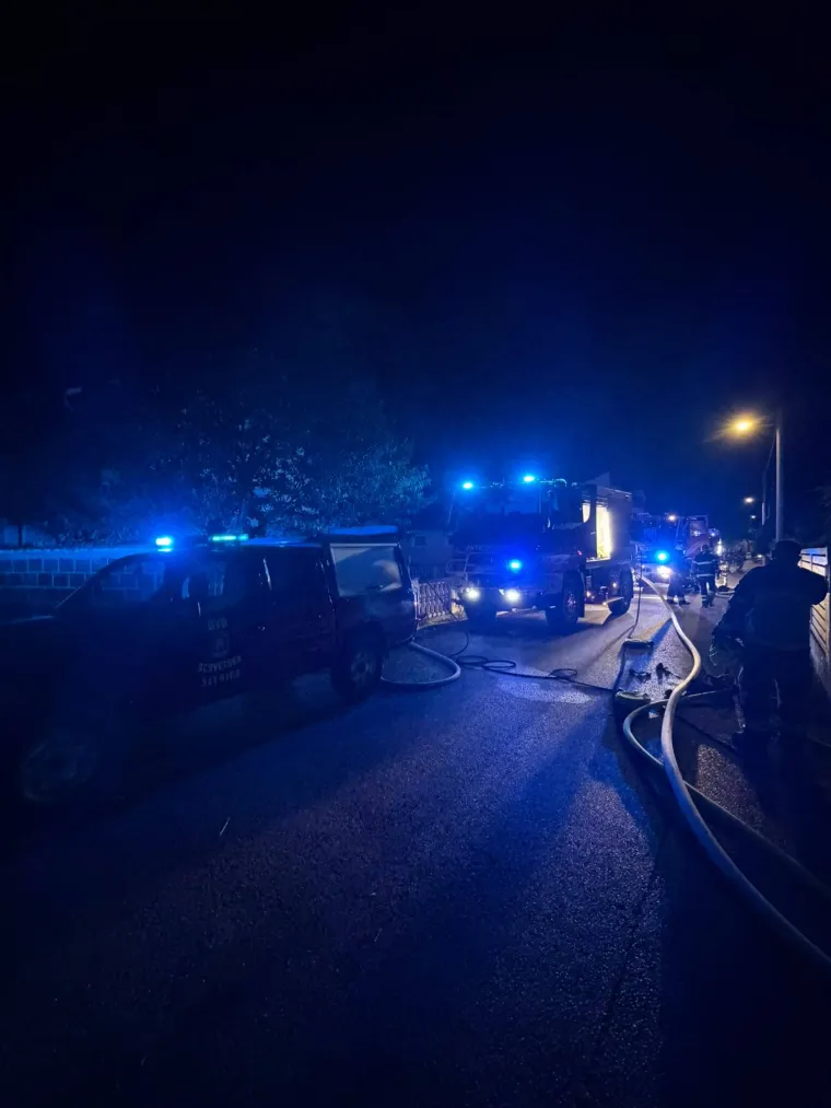 Dramatični prizori buktinje u Sesvetama: Izgorjelo 10 automobila, vatra zahvatila i brod