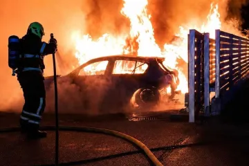 Dramatični prizori buktinje u Sesvetama: Izgorjelo 10 automobila, vatra zahvatila i brod