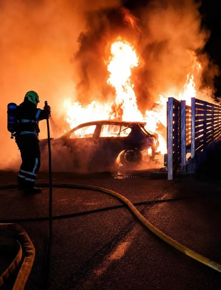 Dramatični prizori buktinje u Sesvetama: Izgorjelo 10 automobila, vatra zahvatila i brod