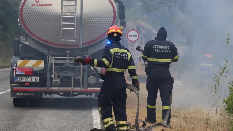 Korčula i dalje gori! Na terenu 220 gasitelja, stiže treći kanader, dvoje vatrogasaca ozlijeđeno