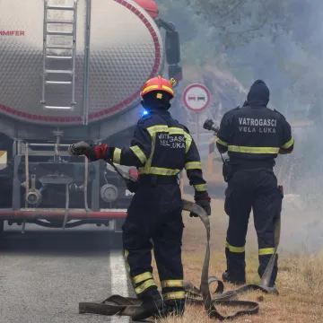 Korčula i dalje gori! Na terenu 220 gasitelja, stiže treći kanader, dvoje vatrogasaca ozlijeđeno