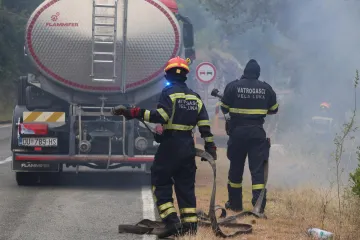 Korčula i dalje gori! Na terenu 220 gasitelja, stiže treći kanader, dvoje vatrogasaca ozlijeđeno