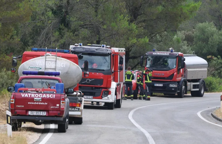 Korčula i dalje gori! Na terenu 220 gasitelja, stiže treći kanader, dvoje vatrogasaca ozlijeđeno