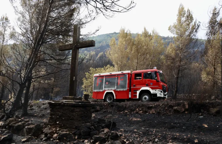 Korčula i dalje gori! Na terenu 220 gasitelja, stiže treći kanader, dvoje vatrogasaca ozlijeđeno