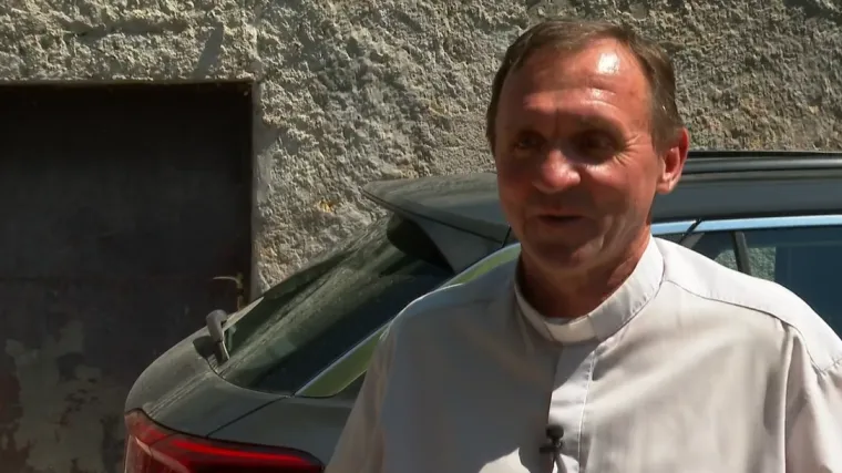 Župljani svećeniku kupili automobil, a on svoj poklonio: 'Meni je to avion, a ne auto'