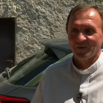 Župljani svećeniku kupili automobil, a on svoj poklonio: 'Meni je to avion, a ne auto'