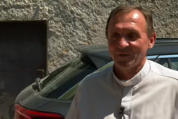 Župljani svećeniku kupili automobil, a on svoj poklonio: 'Meni je to avion, a ne auto'