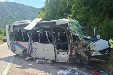 Vožnja strave u susjedstvu: Djevojka poginula u prevrtanju minibusa, 16 ljudi zavr&scaron;ilo u bolnici
