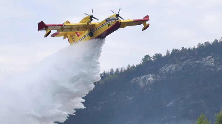Stra&scaron;na buktinja na Korčuli pod nadzorom, novi problemi za vatrogasce: Izbio požar na Mljetu
