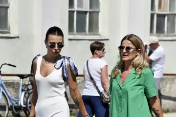 Za njom se okretao cijeli Korzo: Atraktivna crnka u bijelom zapalila sredi&scaron;te Varaždina