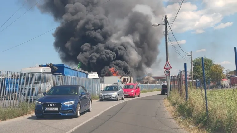 U dvori&scaron;tu tvrtke Cezar planuo kamion s prikolicom! Oglasili se vatrogasci