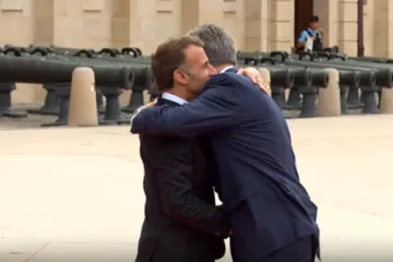 Pogledajte kako je Macron dočekao Plenkovića u Parizu: Pao je i zagrljaj