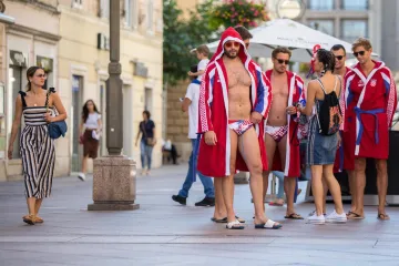 Zgodni, preplanuli i goli do pasa: Hrvatski vaterpolisti u kupaćima odu&scaron;evili prolaznike