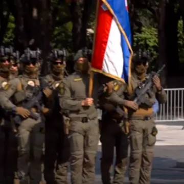 U punoj opremi i s hrvatskom zastavom: Ovako je ATJ Lučko mar&scaron;irao na paradi u Parizu