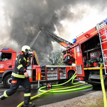 Ogroman požar u Međimurju, plamen seže do 25 metara! Upozorenje građanima: 'Ne izlazite van'
