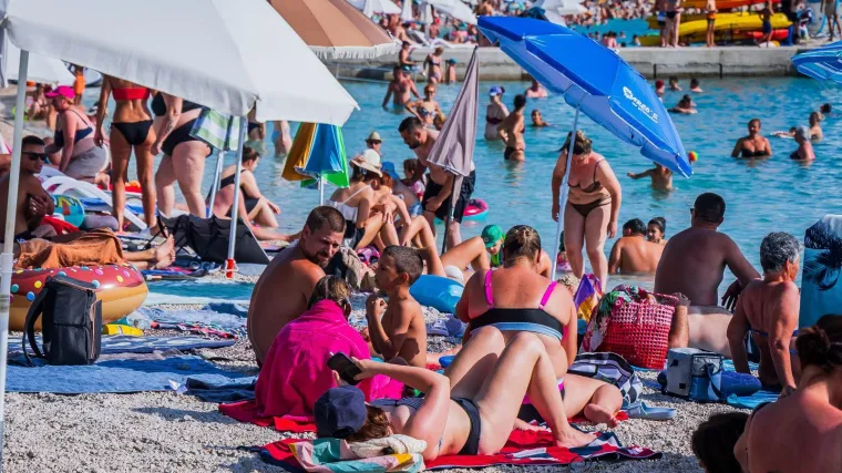 Sunce prži, a more je jedini spas: Kupači preplavili jedan od omiljenih bisera Jadrana