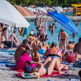 Sunce prži, a more je jedini spas: Kupači preplavili jedan od omiljenih bisera Jadrana