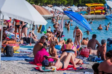 Sunce prži, a more je jedini spas: Kupači preplavili jedan od omiljenih bisera Jadrana