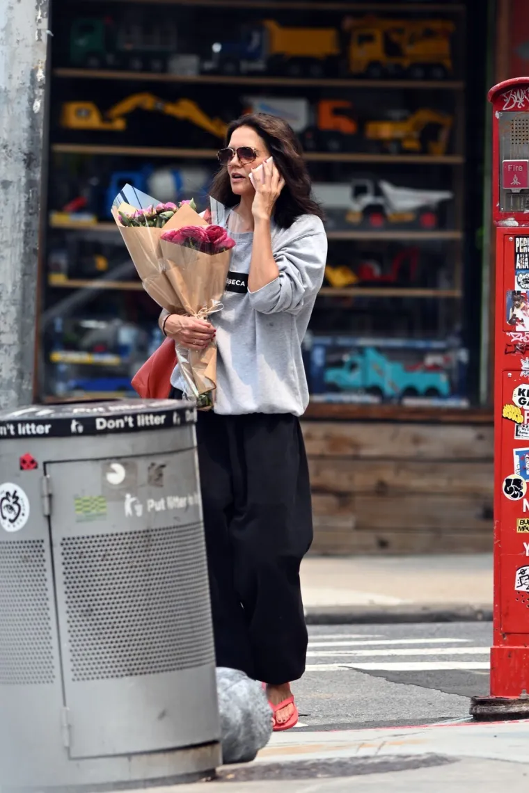 Katie Holmes snimljena nakon glasina o novoj ljubavi: Svi pričaju o ovom markantnom frajeru