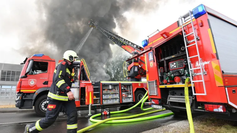 Uga&scaron;en veliki požar u Međimurju, &scaron;teta bi mogla biti milijunska: 'Jako te&scaron;ka intervencija'