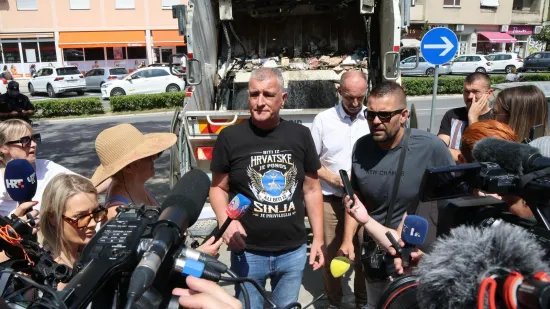 Bulj kamionom stigao pred zgradu u Splitu i poku&scaron;ao iskrcati smeće: Spriječila ga policija