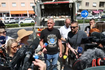 Bulj kamionom stigao pred zgradu u Splitu i poku&scaron;ao iskrcati smeće: Spriječila ga policija