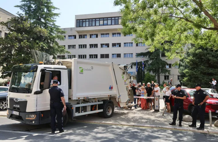 Bulj kamionom stigao pred zgradu u Splitu i poku&scaron;ao iskrcati smeće: Spriječila ga policija