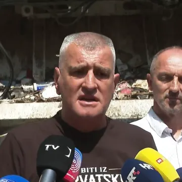 Bulj htio otpad iz kamiona iskrcati pred zgradom Županije: 'Trebao je dostaviti samo jedan papir'