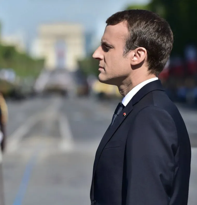 Isti trg, ista poza, devet godina razlike: Pogledajte Macronove fotografije o kojima svi pričaju