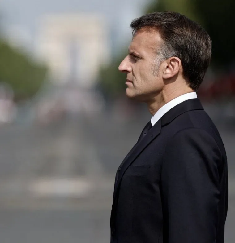 Isti trg, ista poza, devet godina razlike: Pogledajte Macronove fotografije o kojima svi pričaju
