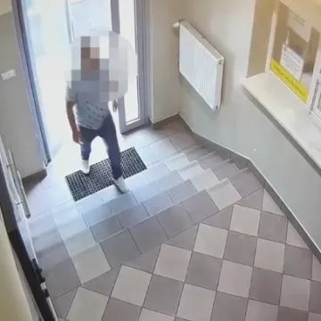 Pijan se do&scaron;ao ispričati u policijsku postaju zato &scaron;to je takav vozio, ogulit će ga kao krumpir