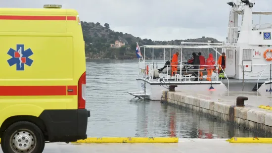 Nevrijeme sijalo kaos na obali: Brodolomka ozlijeđena kod Lo&scaron;inja, jedrilica udarila u most
