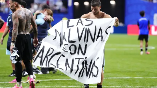 Argentinci nakon pobjede razvili sporni transparent, Britanci odmah zatražili reakciju FIFA-e