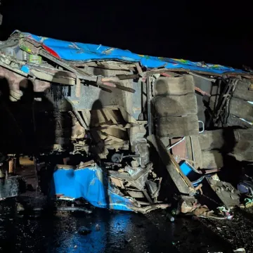 &Scaron;kolski autobus udario u stijenu i prevrnuo se: Poginulo 20 učenika i ravnatelj