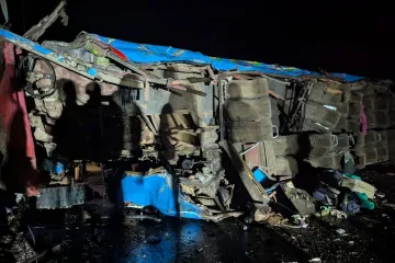 &Scaron;kolski autobus udario u stijenu i prevrnuo se: Poginulo 20 učenika i ravnatelj