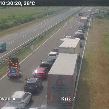 Kaos na A3: Cisterna se prevrnula nakon sudara s autom, vatrogasci izvlačili ljude iz kanala