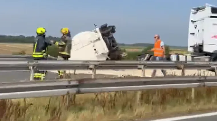 Snimka kaosa na A3: Cisterna se prevrnula nakon sudara s autom