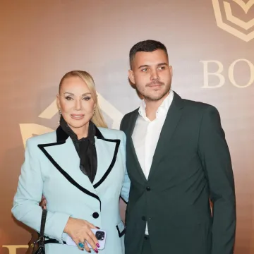 Kakva ljepotica: Najmlađi sin Lepe Brene 'uhvaćen' na jahti s atraktivnom djevojkom