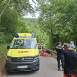 Kombi sletio s ceste i visio iznad provalije: Dvoje djece prevezeno helikopterom, pojavile se fotografije