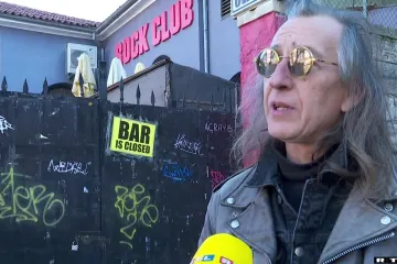 U Puli napadnut gitarist KUD Idijota: 'Mlatili su mene i ženu, udarali rukama i nogama'