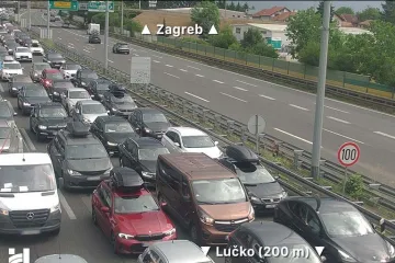 Prometna nesreća kod Jastrebarskog, gori auto kod Sv. Roka: Stvaraju se kilometarske kolone