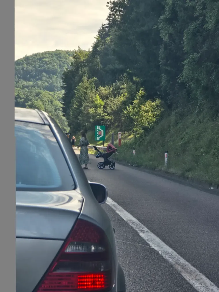 Suludi potezi vozača! Pogledajte &scaron;to rade dok čekaju na autocesti, ljudi su zgroženi