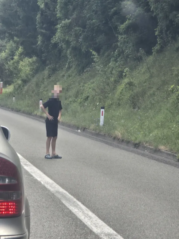 Suludi potezi vozača! Pogledajte &scaron;to rade dok čekaju na autocesti, ljudi su zgroženi
