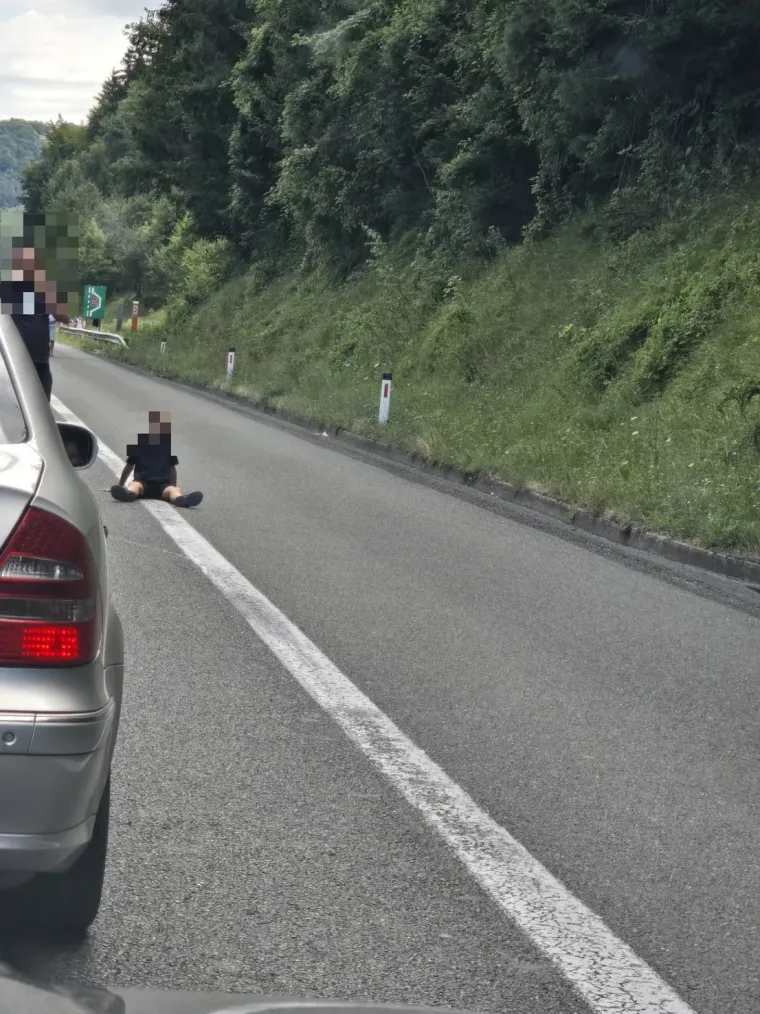 Suludi potezi vozača! Pogledajte &scaron;to rade dok čekaju na autocesti, ljudi su zgroženi
