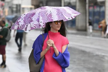 Svi su gledali u nju: Ljepotica u rozom zasjenila Trg i svojim stilom prkosila ljetnoj ki&scaron;i