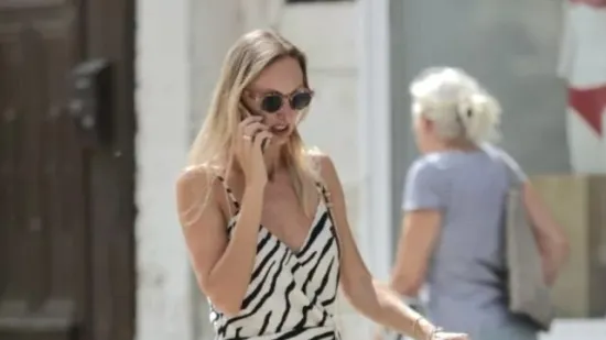Atraktivna plavu&scaron;a u zebrastoj haljini zasjenila sve na &scaron;pici