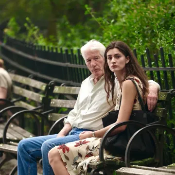 Richard Gere snimljen u zagrljaju sa skoro 50 godina mlađom glumicom