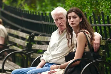 Richard Gere snimljen u zagrljaju sa skoro 50 godina mlađom glumicom